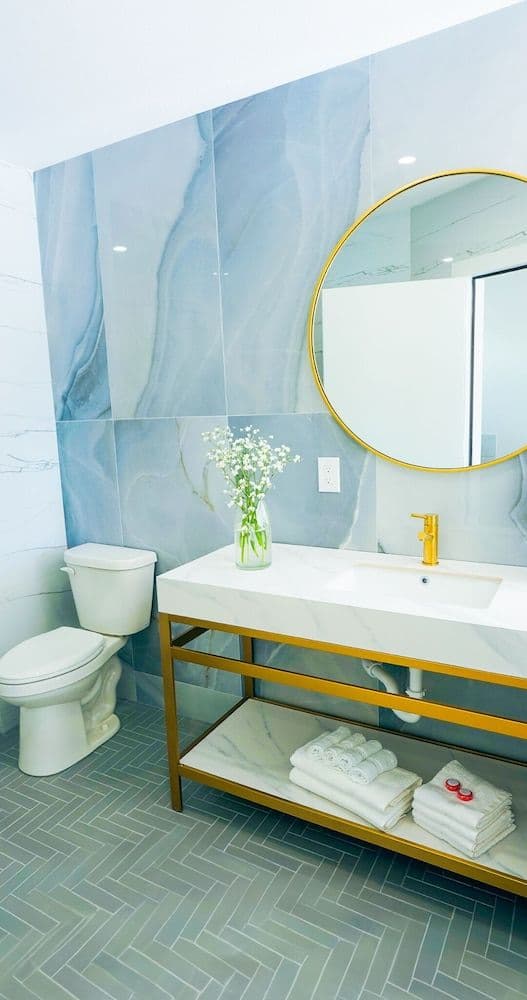 Honeymoon Suite w Spa tub & Cabana