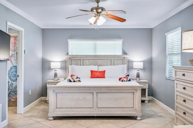 Deluxe Room, 1 King Bed, Kitchen (Designer Efficiency)