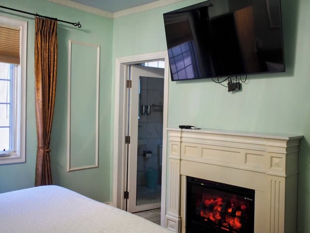 ROOM 202 - King Room (Second Floor)