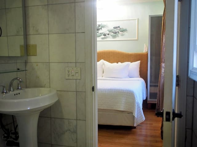 ROOM 202 - King Room (Second Floor)