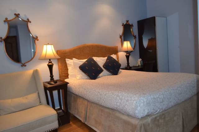 ROOM 205 - Queen Room (Second Floor)