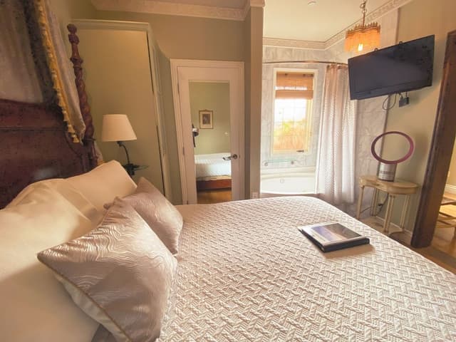 ROOM 306 - Princess Suite (Third Floor)