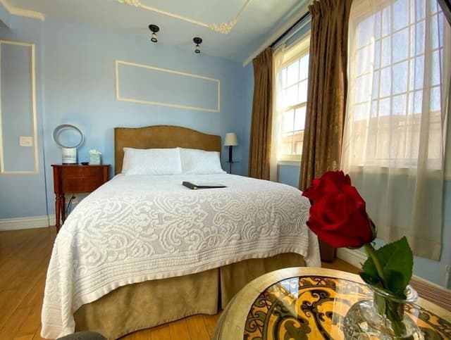 ROOM 208 - Queen Room (Second Floor)