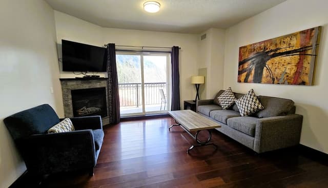 Luxury Condo, 1 Bedroom, Balcony, Mountain View