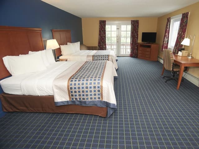 Deluxe 2 queen with the sofa Bed with the Mountain view
