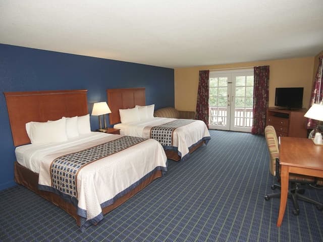 Deluxe 2 queen with the sofa Bed with the Mountain view