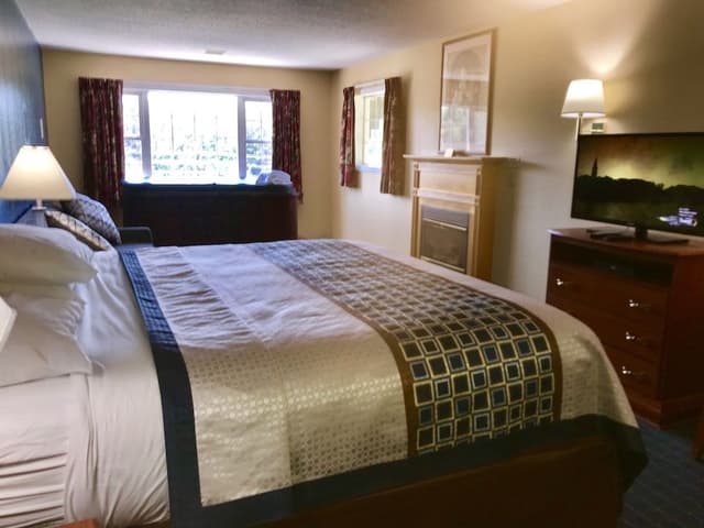 Suite, 1 King Bed with Sofa bed, Fireplace (with hot-tub)