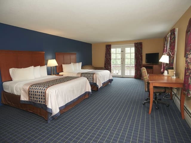 Deluxe 2 queen with the sofa Bed with the Mountain view