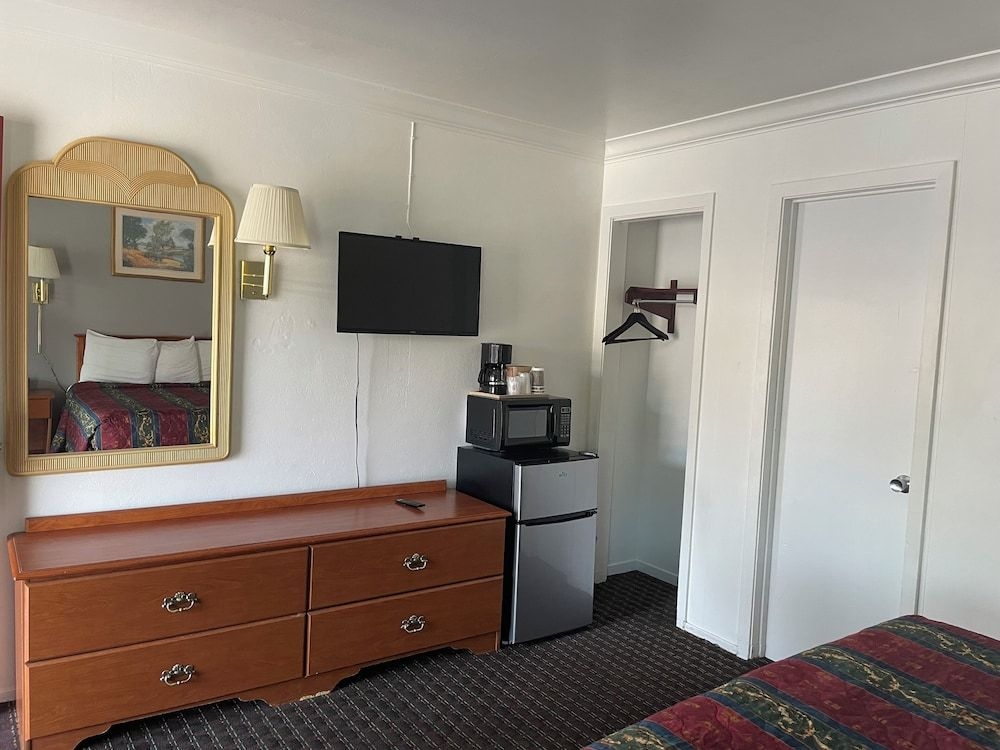 Lark Motel Willits4
