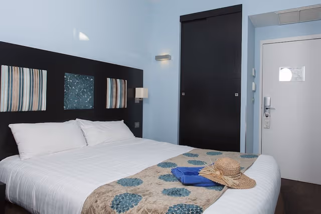 Chambre Double Supérieure vue mer latérale 3ème étage