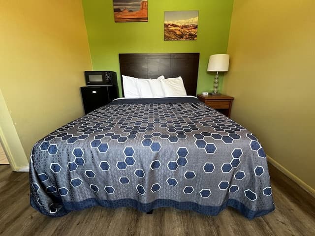 One queen bed non smoking