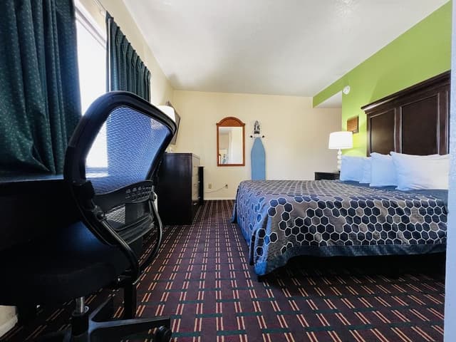 One queen bed non smoking