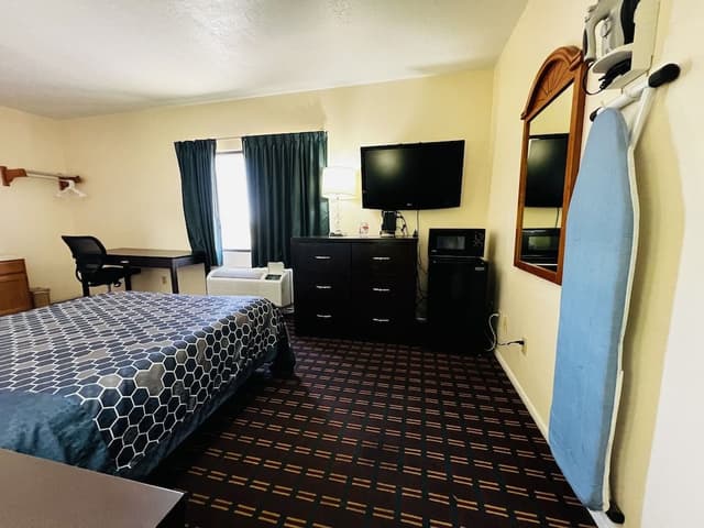 One queen bed non smoking