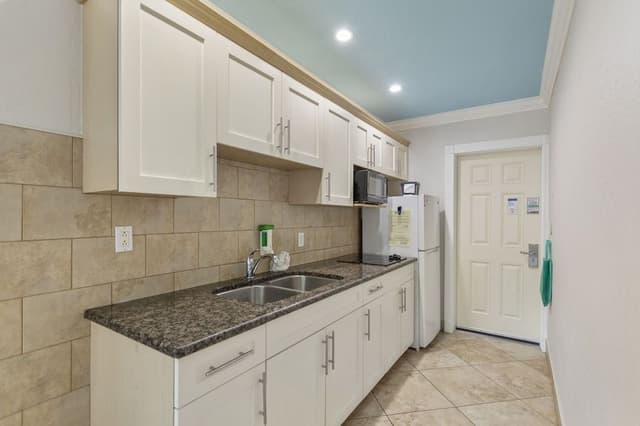 Deluxe One Bedroom Suite: 2 Queen Beds and 1 Sleeper Sofa