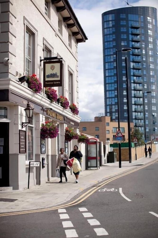 The Railway Tavern Hotel4