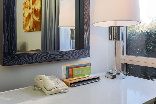 2 QUEEN HEARING ACCESSIBLE ROOM