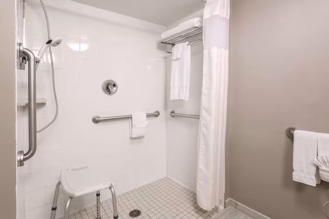 2 QUEEN HEARING ACCESSIBLE ROOM