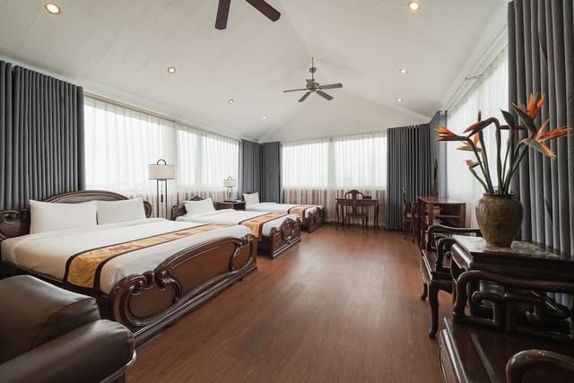 Family Suite, 1 Bedroom, Kitchen, City View (1 King Bed and 2 Single Beds)