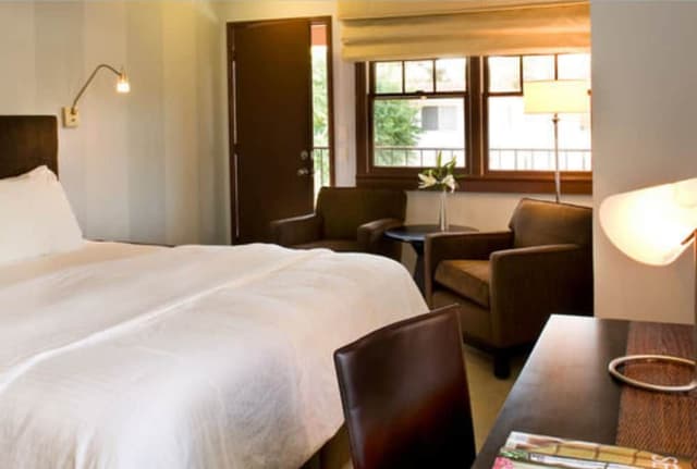 Comfort Room, 1 King Bed, Kitchenette