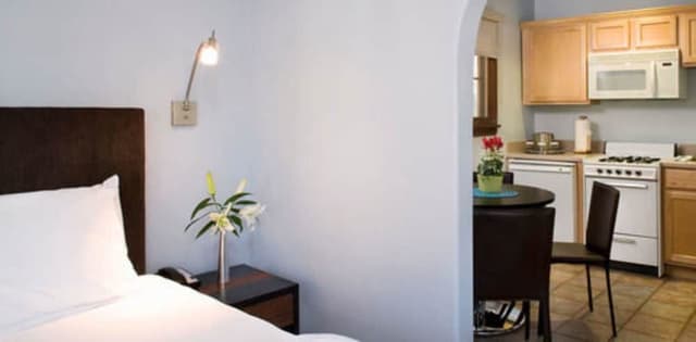 Premier Room, 1 King Bed, Kitchenette
