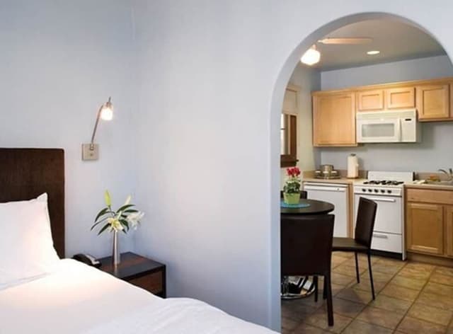Premier Room, 1 King Bed, Kitchenette