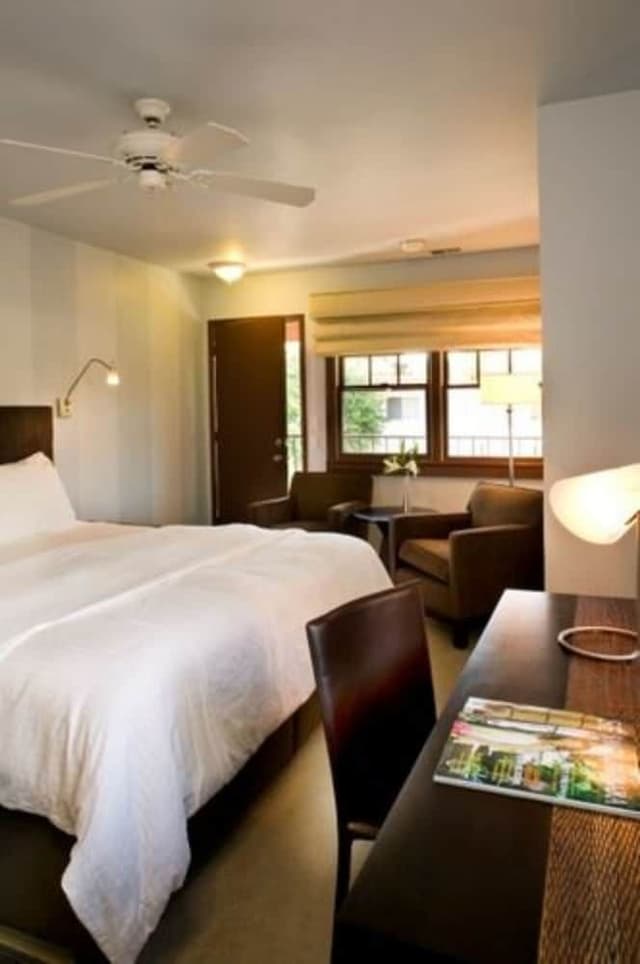 Comfort Room, 1 King Bed, Kitchenette