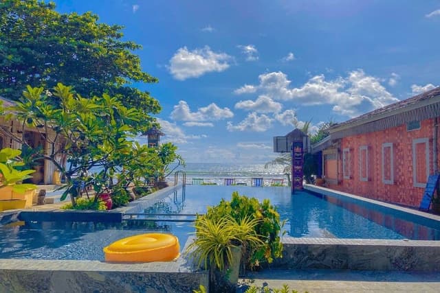 Suite, Pool View