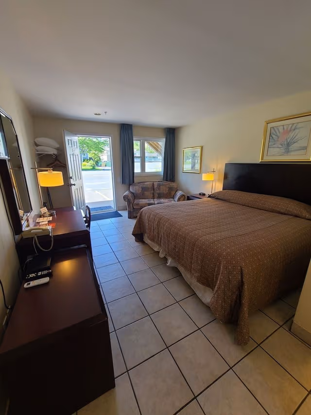 Room, 1 Queen Bed, Refrigerator & Microwave, Lake View