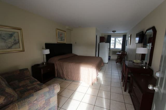 Room, 1 King Bed, Refrigerator & Microwave, Lake View