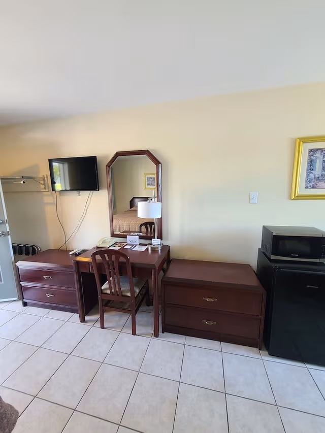 Room, 1 Queen Bed, Refrigerator & Microwave, Lake View