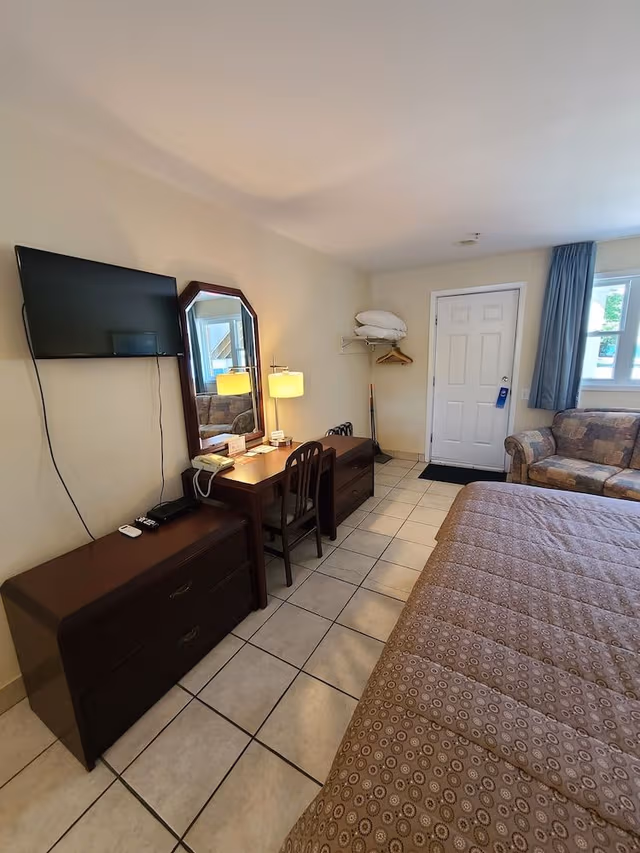 Room, 1 Queen Bed, Refrigerator & Microwave, Lake View