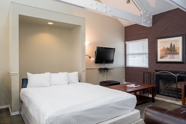 Room, 3 Bedrooms, 2 Bathrooms