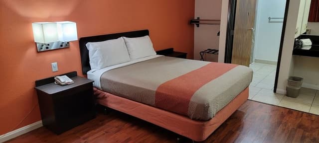 Standard Room, 1 Queen Bed, Accessible, Non Smoking
