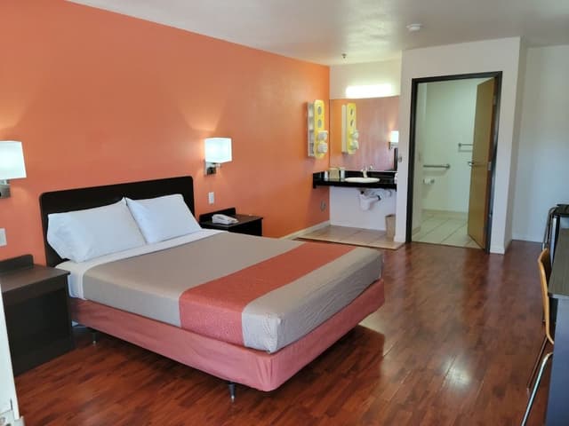 Standard Room, 1 Queen Bed, Accessible, Non Smoking