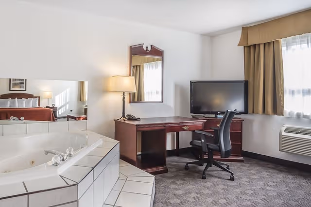 Suite, 1 King Bed with Sofa bed, Non Smoking, Jetted Tub