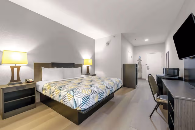 Standard Room, 1 King Bed, Accessible, Non Smoking