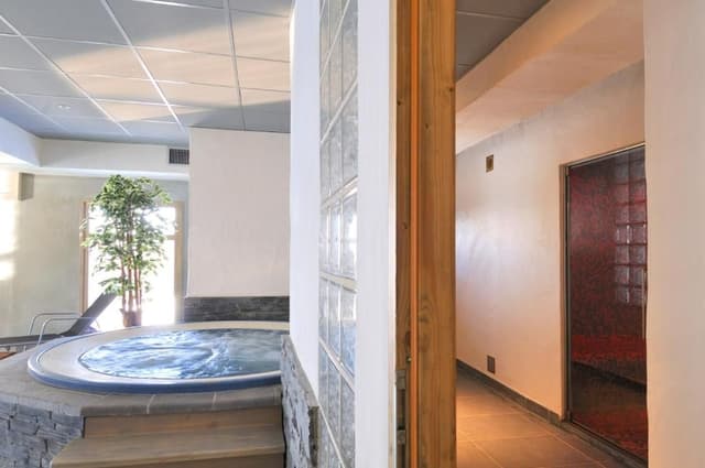 Six-Bedroom Apartment (12 people)