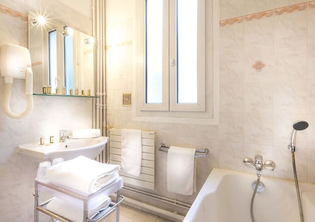 Double Room, Bathtub