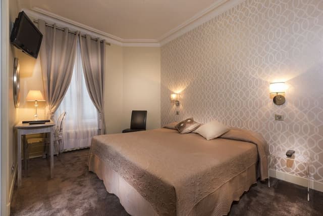 Double Room, Bathtub