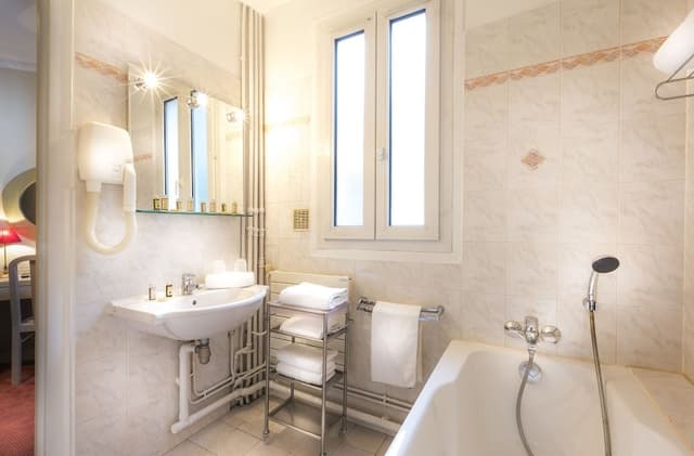 Double Room, Bathtub