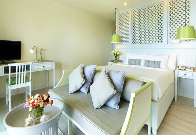 Deluxe Room, Partial Sea View, Corner