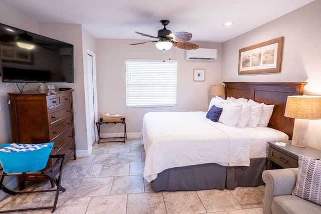 Premium Studio Suite, 1 King Bed with Sofa bed (Unit 104)