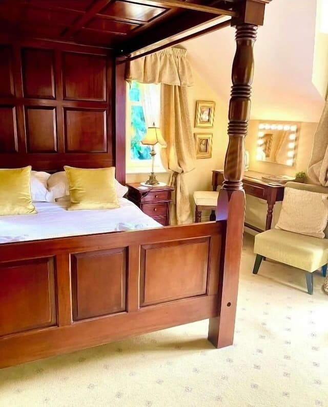Romantic Double Room (Four Poster Bed)