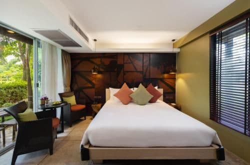 Suite with Bathtub