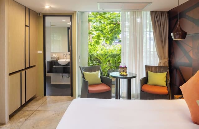 Suite with Bathtub