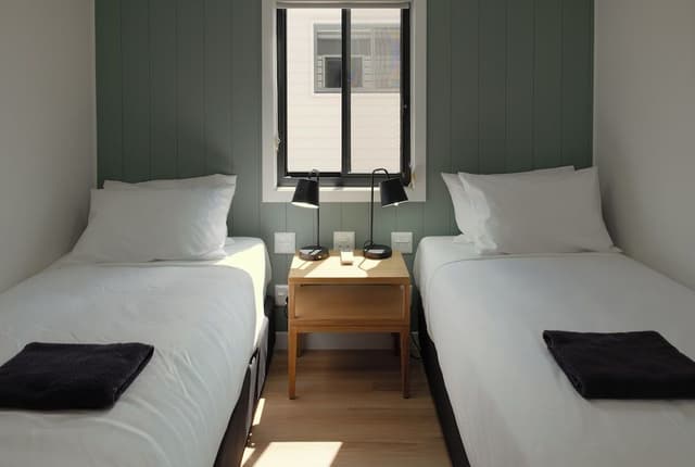 Deluxe 2 Bedroom Access Cabin - Sleeps 4
