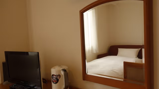 Twin Room, Smoking