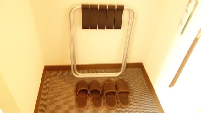 Twin Room, Smoking