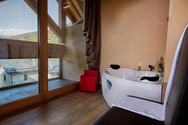 Junior Suite, Jetted Tub, Mountain View