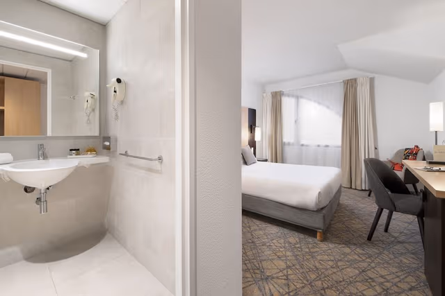 Double Room, 1 Queen Bed